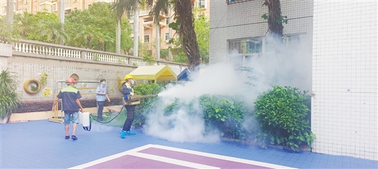 學(xué)校在暑期開展滅蚊工作。