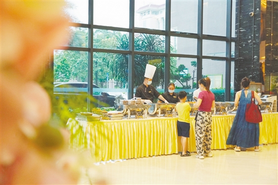 江海碧桂園鳳凰酒店在大堂擺起熟食攤。