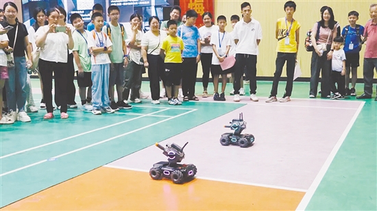 師生們近距離感受科技魅力。
