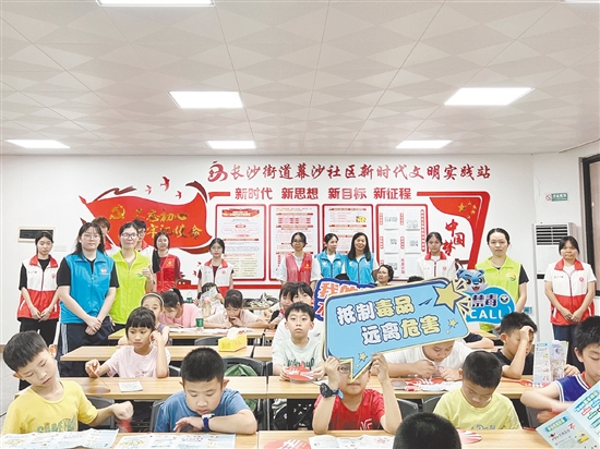 禁毒社工走進(jìn)社區(qū)開展禁毒宣傳活動。