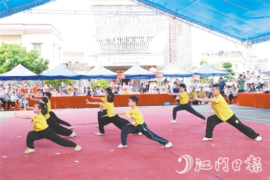 各地武術(shù)會(huì)館蔡李佛弟子上臺(tái)展示武藝，一招一式行云流水。