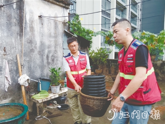 社區(qū)網(wǎng)格員幫忙搬走雜物。