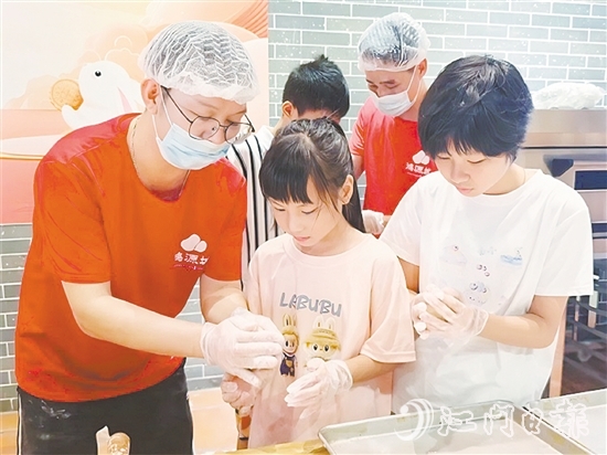 小學員們在師傅手把手的指導下認真學習制作冬蓉月餅。