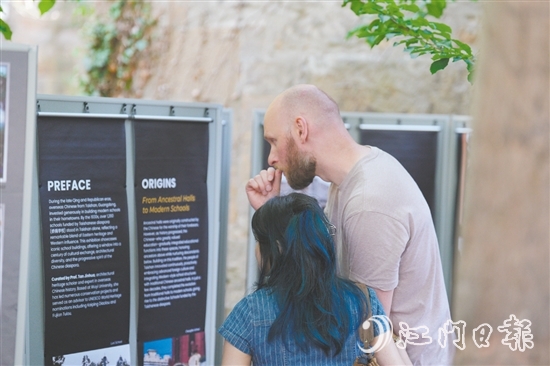 臺(tái)山僑捐學(xué)校展覽吸引外國(guó)觀眾參觀。