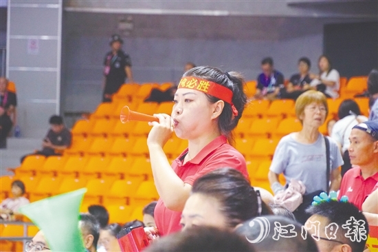 觀眾為支持的球隊加油。