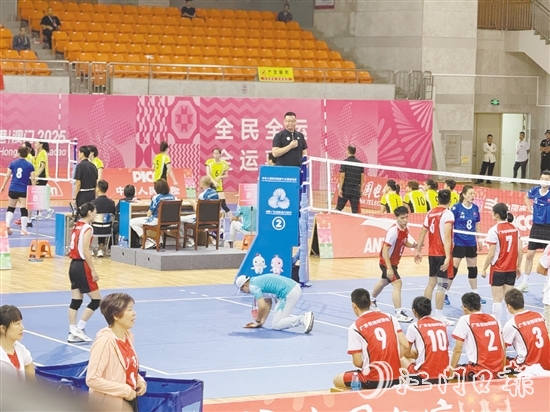 賽場上，來自江門職業(yè)技術(shù)學院的“小海豚”志愿者為比賽護航。