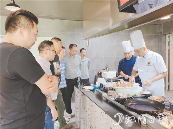 名廚云集，研發(fā)“臺(tái)山鮸”創(chuàng)新菜品，引來食客關(guān)注。