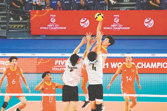 中國隊(duì)在比賽中展現(xiàn)出極強(qiáng)的韌性，最終以3：2戰(zhàn)勝日本隊(duì)挺進(jìn)八強(qiáng)。