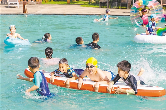 夏令營中，孩子們玩水嬉戲。