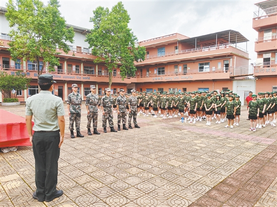 臺(tái)山市怡霖學(xué)校通過開展國(guó)防教育訓(xùn)練，幫助學(xué)生“收心”。