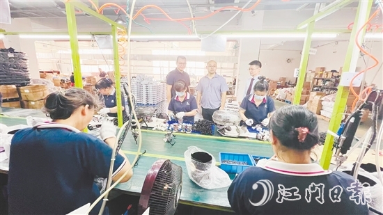 粵財普惠江門擔保公司工作人員上門了解企業(yè)需求。