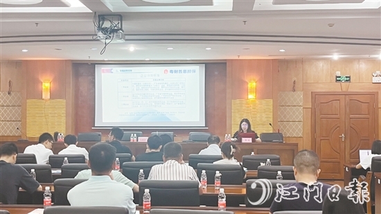 粵財普惠江門擔保公司向企業(yè)宣講金融政策。