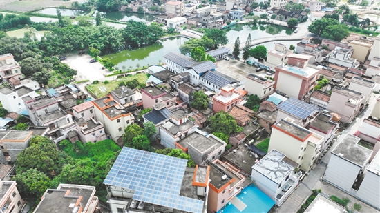 龍溪村是桃源鎮(zhèn)屋頂分布式光伏開發(fā)試點村，龍溪村已有12戶村民參與“光伏+建筑”項目。