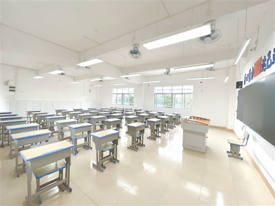 鶴山一中附屬中學(xué)本部校區(qū)的教室配備了觸控一體機、護眼照明燈以及嶄新的課桌椅等基礎(chǔ)設(shè)施，為學(xué)生提供良好的學(xué)習(xí)環(huán)境。