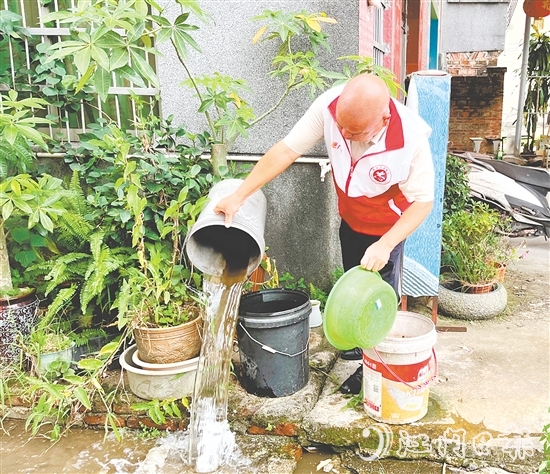 黨員志愿者逐戶排查積水容器等蚊蟲孳生地。