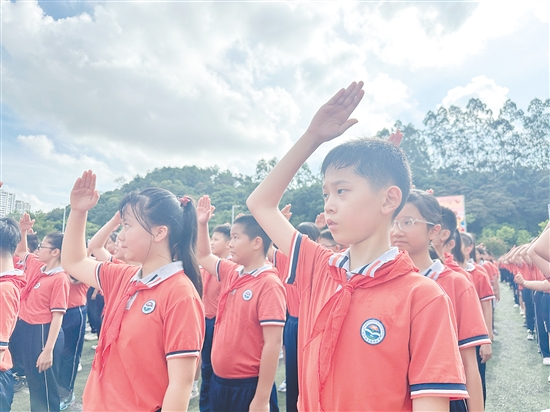 范羅岡濱江小學(xué)學(xué)生們精神抖擻迎接開(kāi)學(xué)。