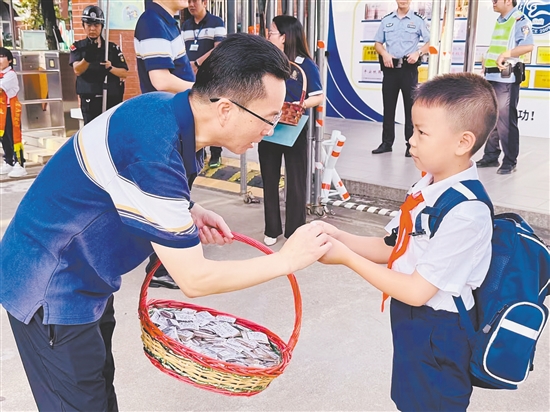 方之武為學(xué)生送上一份特殊的“本草萌新成長(zhǎng)禮包”。