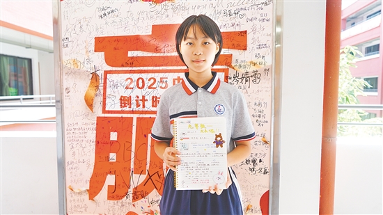 紫茶中學(xué)學(xué)生鐘洛冉做了一本計(jì)劃本。