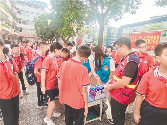 同學(xué)們?cè)诜e極答題。