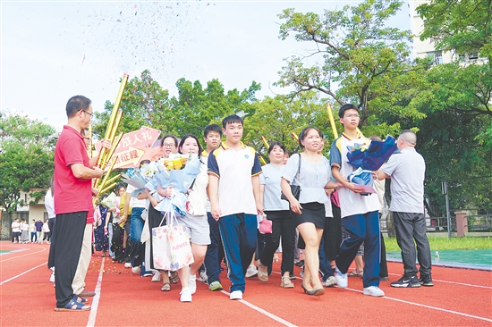 恩平市華僑中學(xué)高三學(xué)子在老師和家長的陪同下昂首闊步向前行。