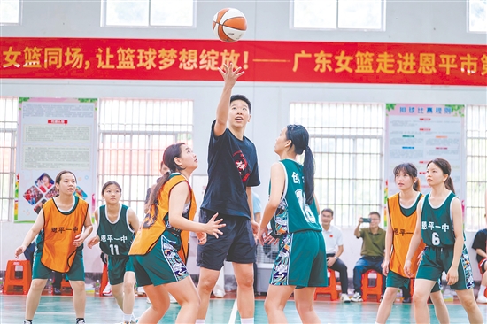 當(dāng)天活動上，恩平一中籃球隊展示訓(xùn)練成果。圖為黃思靜為隊員們開球。