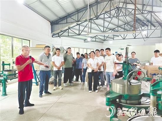 參訓(xùn)人員了解制茶關(guān)鍵環(huán)節(jié)。
