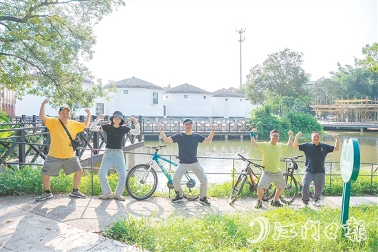塘口墟社區(qū)組織年輕人開(kāi)展環(huán)圩騎行活動(dòng)。