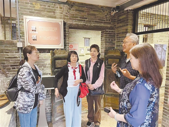 謝軍威經(jīng)?；氐街x創(chuàng)故居，給來(lái)訪的黨員、群眾講述謝創(chuàng)的故事。嚴(yán)建廣