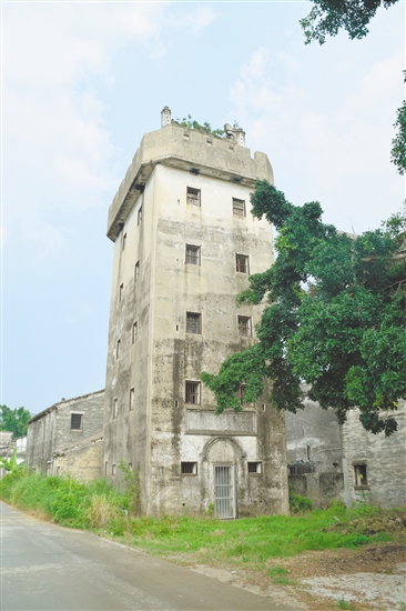 歷經(jīng)風(fēng)雨，向賢樓外墻隱約可辨的彈痕，仍講述著當(dāng)年的抗戰(zhàn)故事。臺(tái)山市委黨史研究室供圖