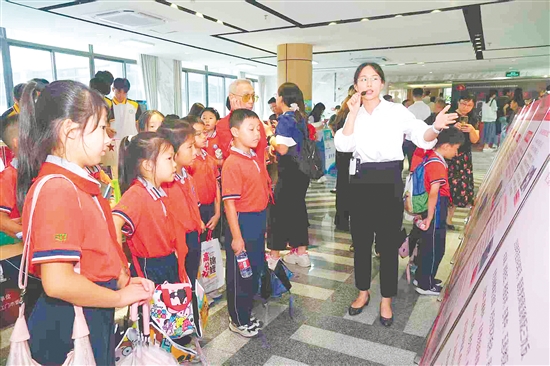學(xué)生參觀江門抗戰(zhàn)歷史專題巡回展，了解江門烽火歲月，銘記抗戰(zhàn)歷史。郭永樂(lè)