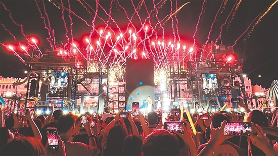 赤坎華僑古鎮(zhèn)舉行夏日焰火音樂會(huì)，吸引眾多游客觀看。