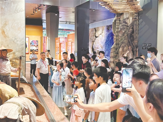 暑期，中國(guó)僑都華僑華人博物館吸引眾多青少年前來參觀。