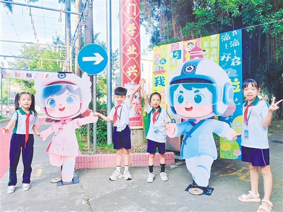 開平教育吉祥物“小開”“小蘋”化身迎賓大使，迎接新生。