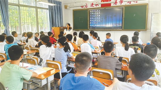 開(kāi)平市第一中學(xué)七年級(jí)新生在上第一節(jié)課。