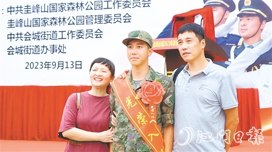 入伍近兩年來，黃壹舟與父母只見過一面。