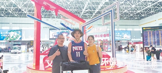 2023年夏天，父親、姐姐送彭濤前往軍校入學(xué)。