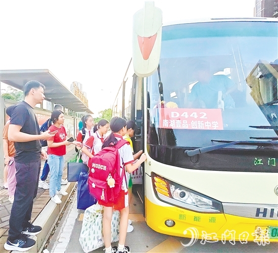 創(chuàng)新中學線路開通首日，共有40余名學生體驗了服務。