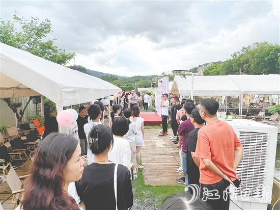 新會區(qū)、蓬江區(qū)聯(lián)合舉辦“會聚良緣‘蝦’日戀曲”活動。