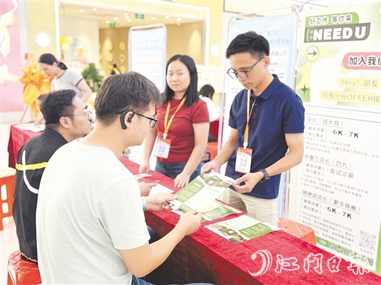 活動(dòng)通過(guò)“商圈設(shè)攤”的創(chuàng)新模式，為求職者提供“零距離”就業(yè)服務(wù)。