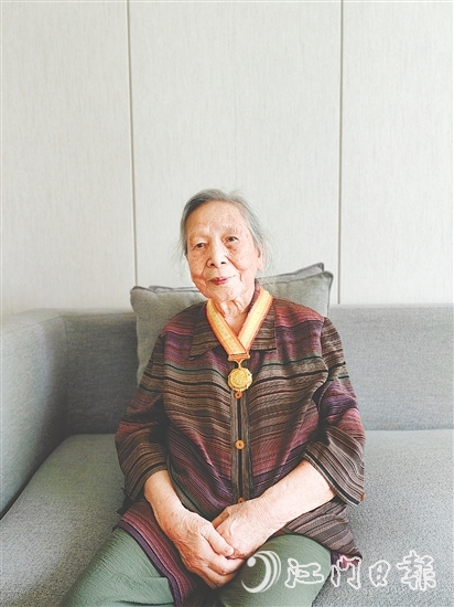 百歲抗戰(zhàn)老同志陸平向記者講述抗戰(zhàn)故事。