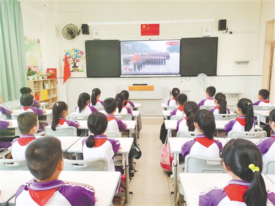 新會(huì)學(xué)子一起觀看大會(huì)直播。