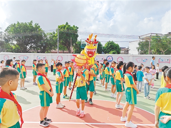 聯(lián)和小學(xué)的同學(xué)們舞動金龍。