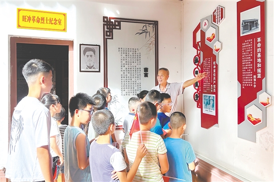 崖門鎮(zhèn)優(yōu)秀“五老”代表?xiàng)顦s超為孩子們介紹旺沖軍民抗日事跡。