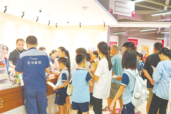 臺山市新華書店內(nèi)人頭攢動，收銀臺前擠滿了學生和家長。