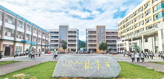 在赤溪中學(xué)校園內(nèi)，現(xiàn)代化建筑與自然環(huán)境相得益彰。