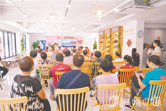 新就業(yè)群體、社區(qū)居民、黨員志愿者一同觀看閱兵儀式。