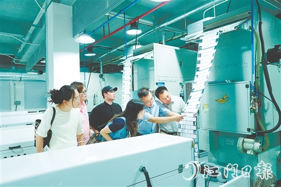 江門企業(yè)家研修班學(xué)員參觀恒健實業(yè)智能生產(chǎn)線。