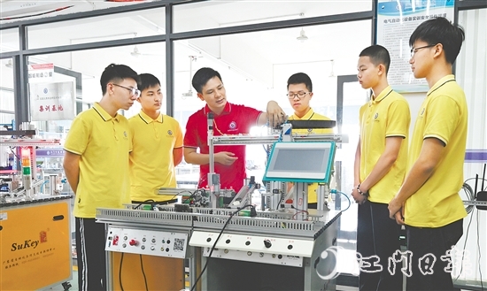 吳恩來正在指導(dǎo)學(xué)生們實(shí)訓(xùn)。