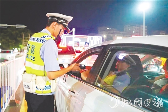 在重點(diǎn)路段、重要路口，鶴山市公安局科學(xué)布設(shè)臨時(shí)卡點(diǎn)，對(duì)過往車輛實(shí)施精準(zhǔn)盤查。