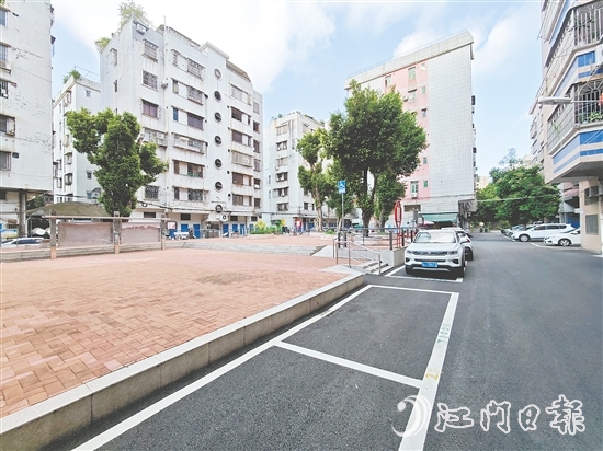在屏苑一區(qū)，瀝青道路走起來(lái)平坦舒適。